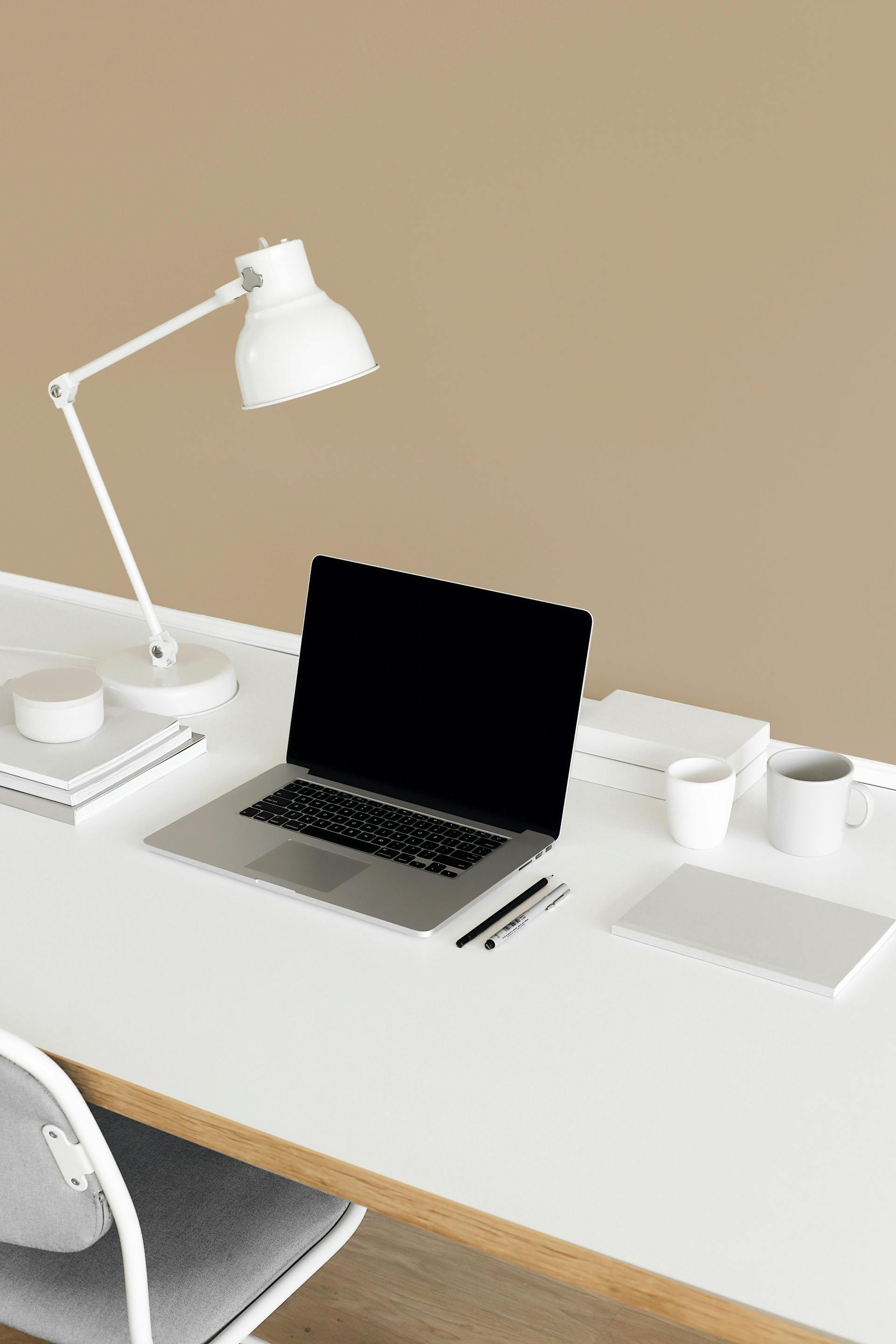 Văn phòng, office, bàn làm việc, phòng làm việc, bàn, desk, tài liệu, folder, laptop, máy tính - Marina Podrez