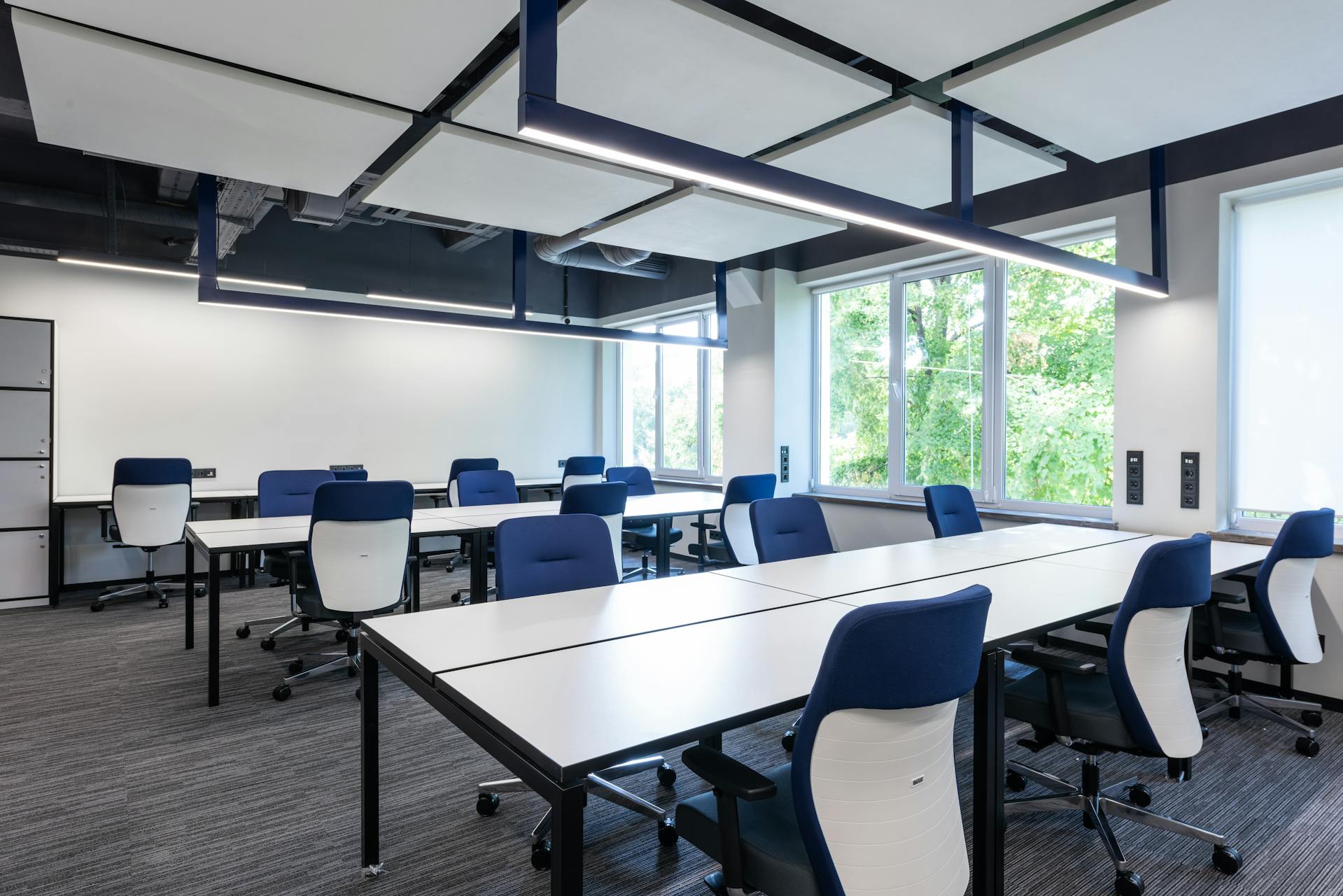 Văn phòng, office, bàn làm việc, phòng làm việc, bàn, desk, tài liệu, folder, laptop, máy tính - Max Vakhtbovycn