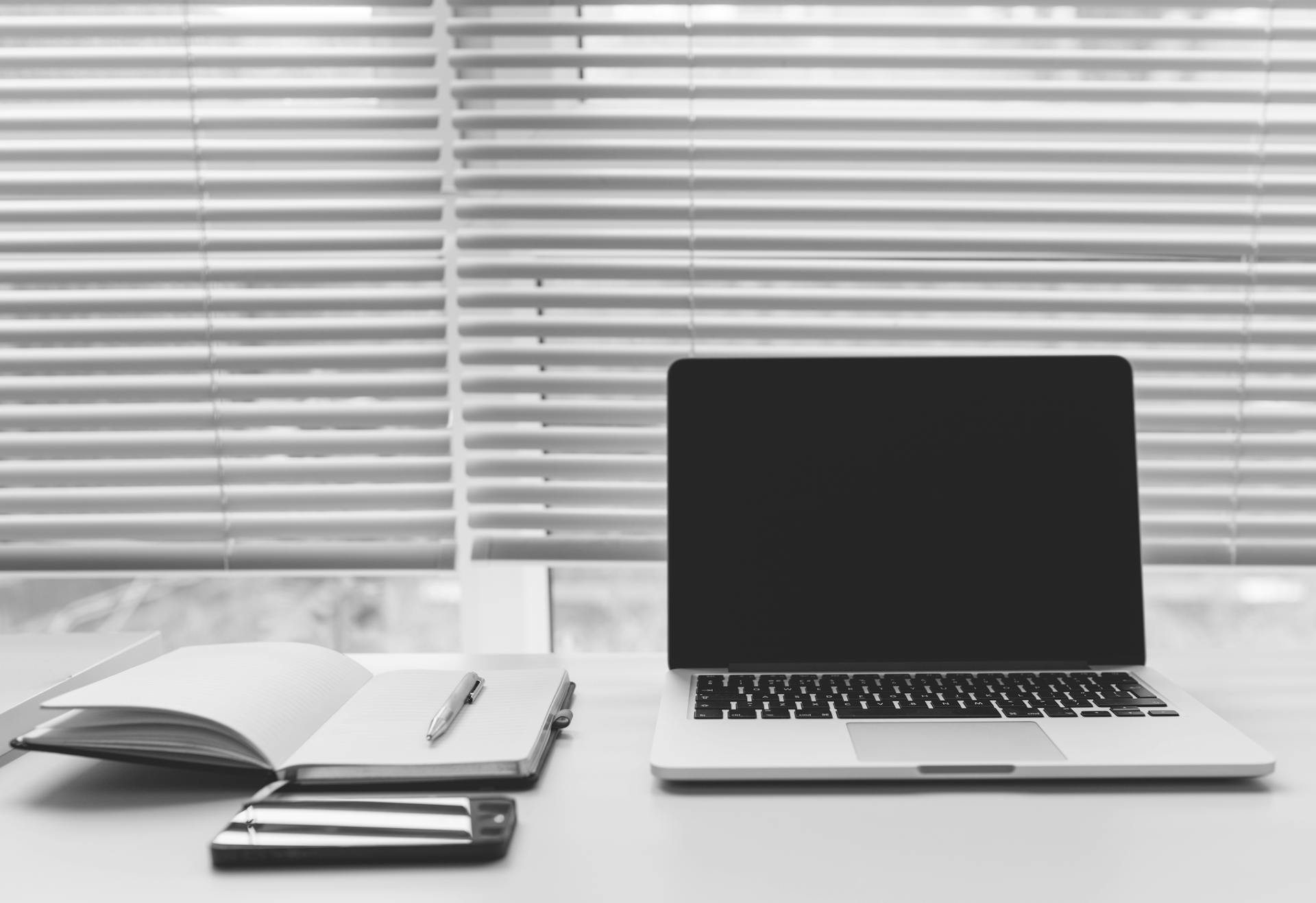 Văn phòng, office, bàn làm việc, phòng làm việc, bàn, desk, tài liệu, folder, laptop, máy tính - Negative Space 1