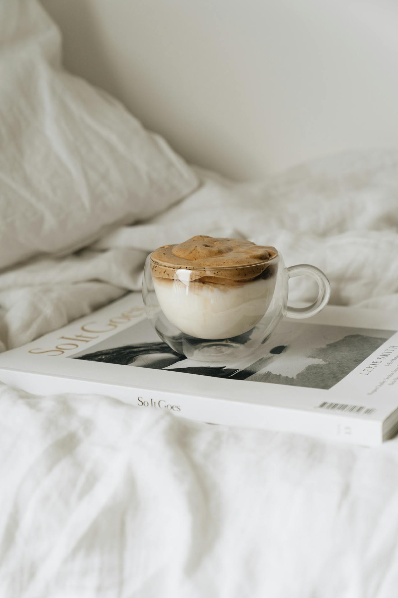 Coffee, cà phê, glass mug, cốc thủy tinh, book, sách, foam, bọt, báo, bed, giường - alleksana