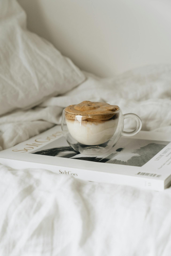 Coffee, cà phê, glass mug, cốc thủy tinh, book, sách, foam, bọt, báo, bed, giường - alleksana