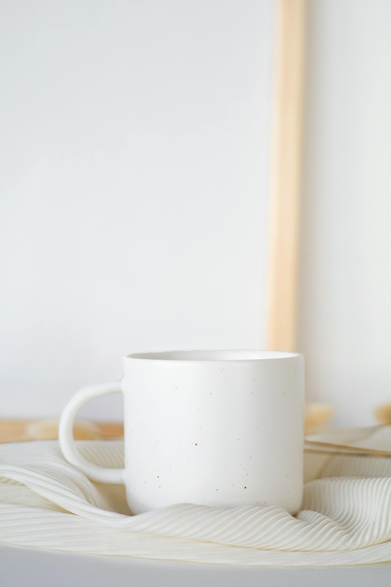 Cốc sứ, ceramic mug, white, trắng, coaster lót ly, minimalism, tối giản -  Anna Nekrashevich 1