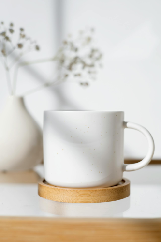 Cốc sứ, ceramic mug, white, trắng, coaster lót ly, minimalism, tối giản -  Anna Nekrashevich