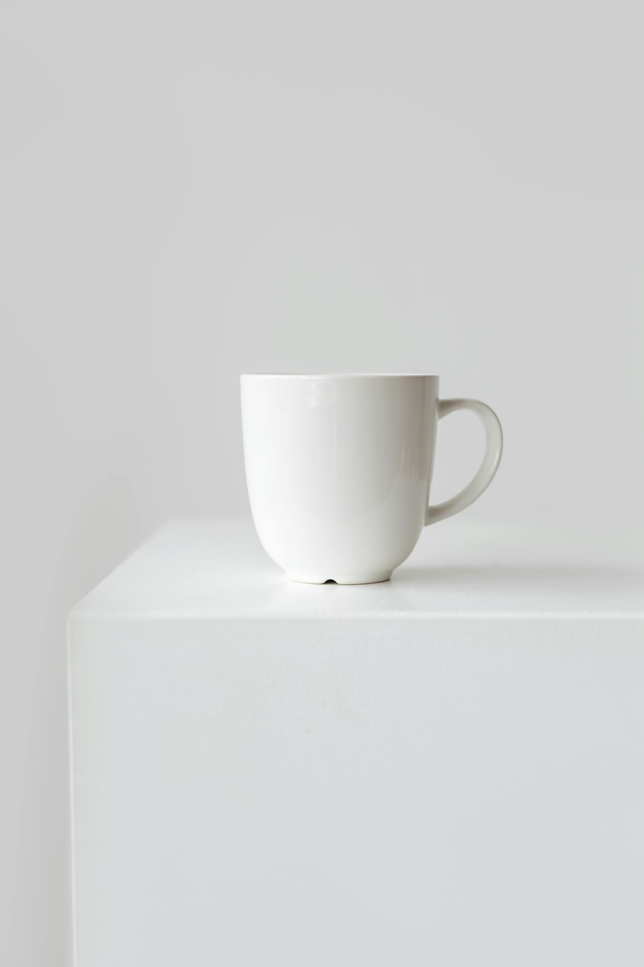 Cốc sứ, ceramic mug, white, trắng, minimalism, tối giản- Anna Nekrashevich