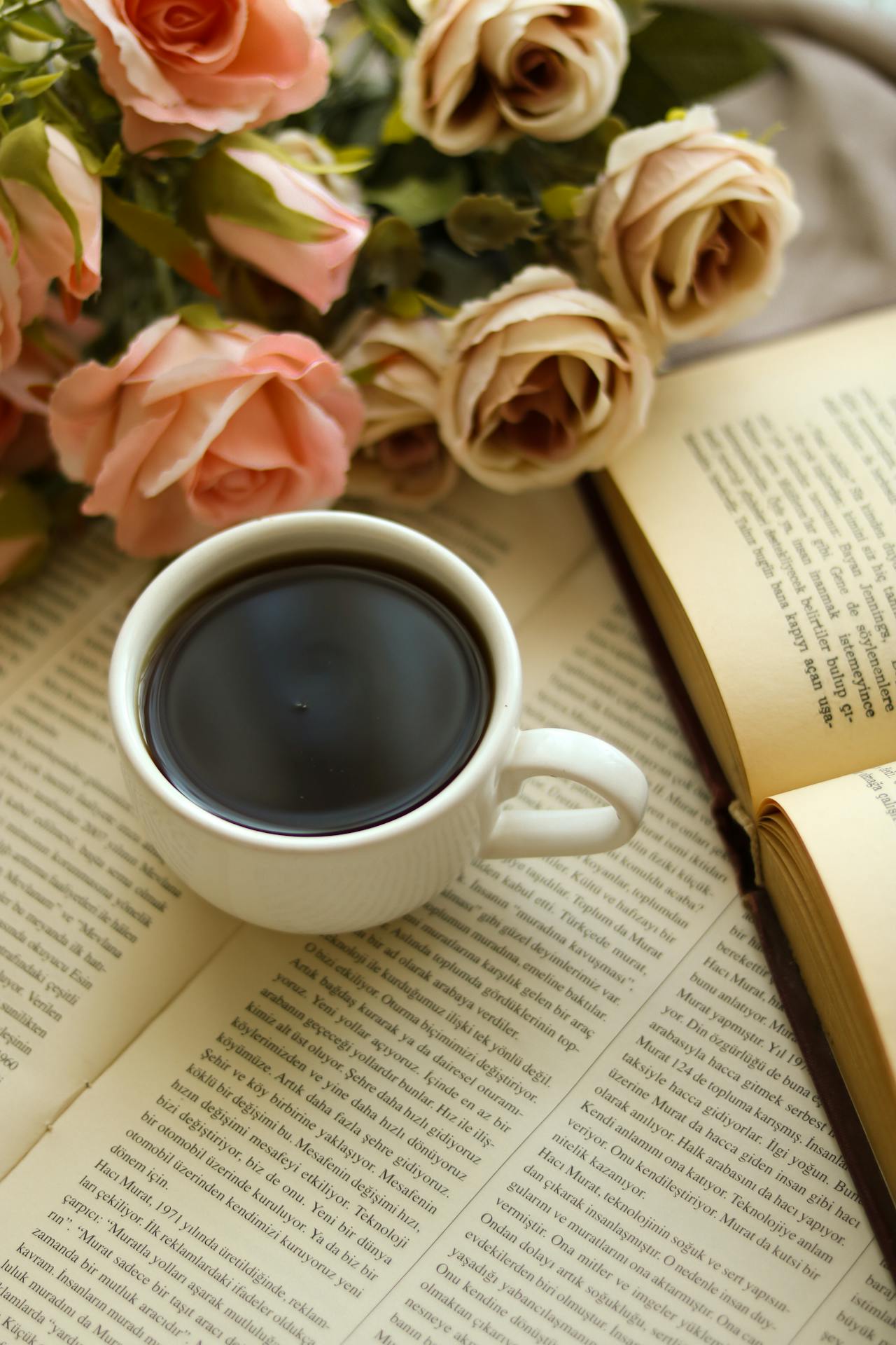 Coffee, cà phê, glass mug, cốc thủy tinh, book, sách, rose, hoa hồng, bed, giường - Feyza Daştan 3 1