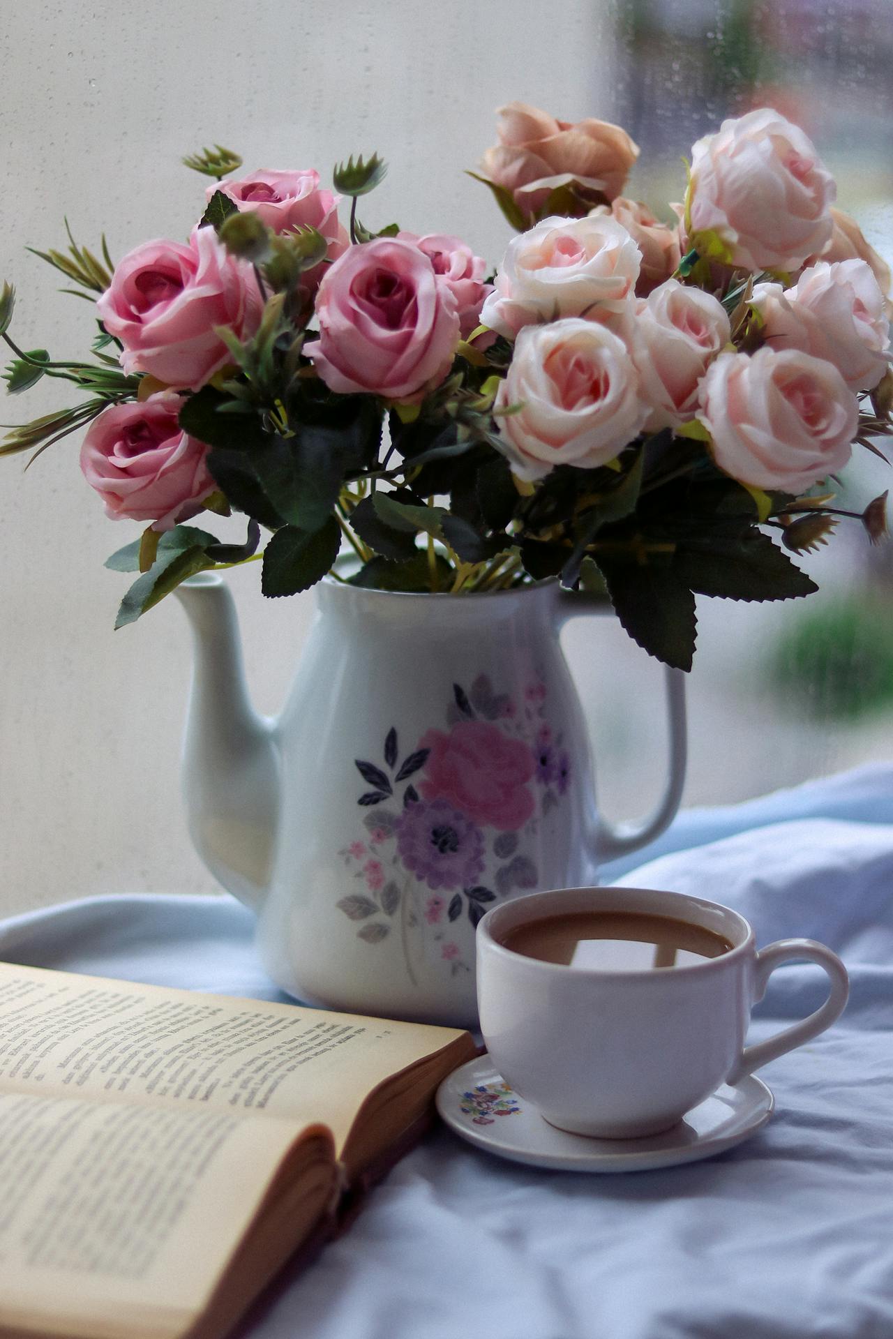 Coffee, cà phê, glass mug, cốc thủy tinh, book, sách, rose, hoa hồng, bed, giường - Feyza Daştan 3
