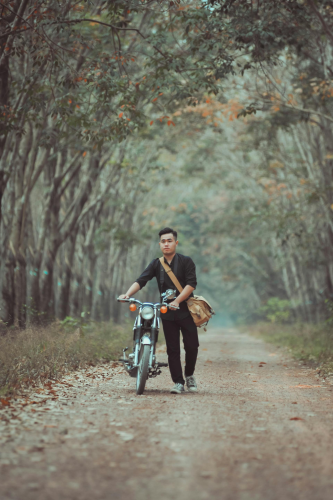 Xe máy, motorbike, vườn cao su, rubber plantation, đẩy xe máy, push motorbike, hàng cây, row of trees, đường đất, dirt road,  thanh niên, young man - Bảo Huỳnh 1