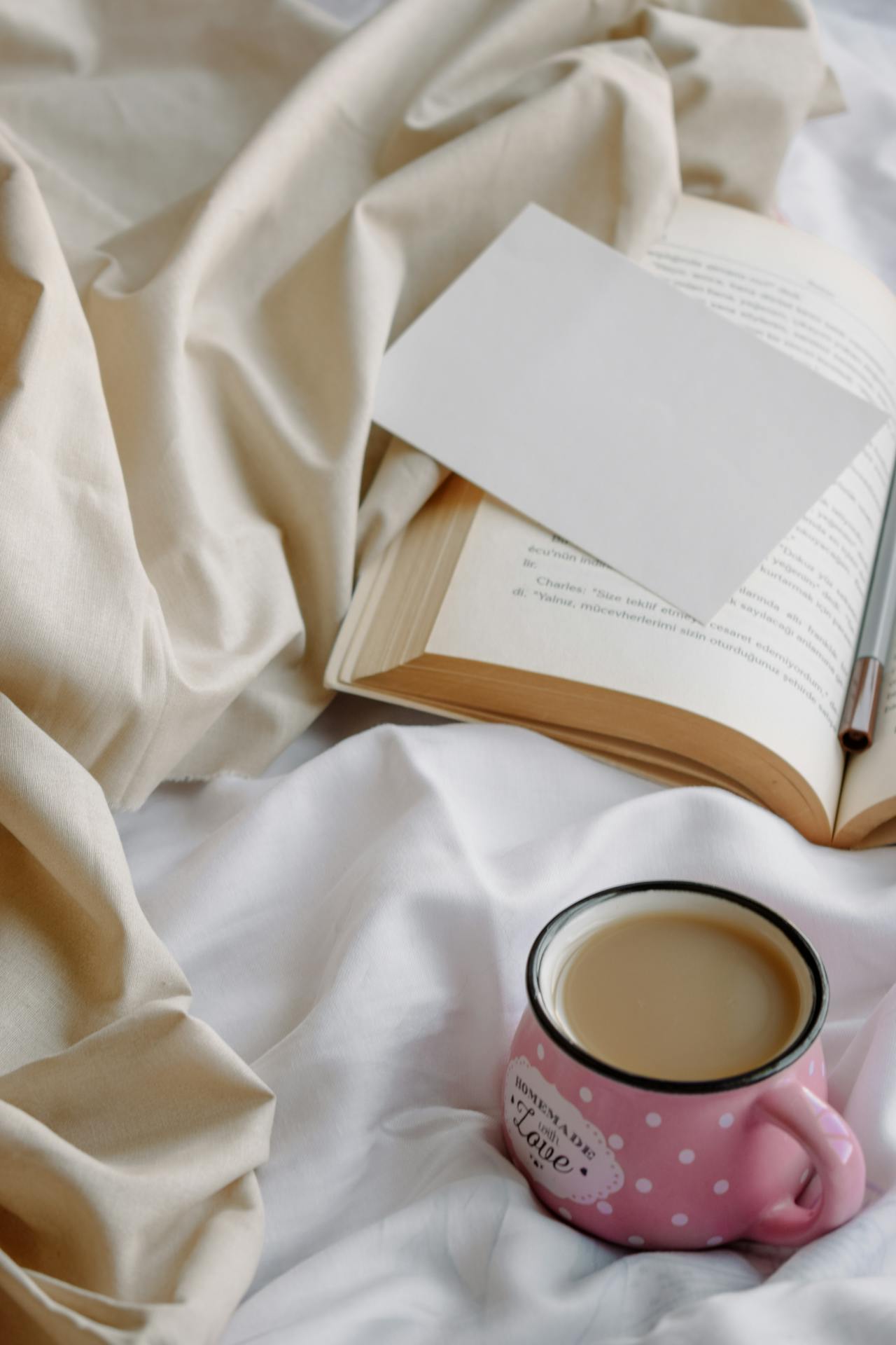 Coffee, cà phê, glass mug, cốc thủy tinh, book, sách, bed, giường -  Bade Saba