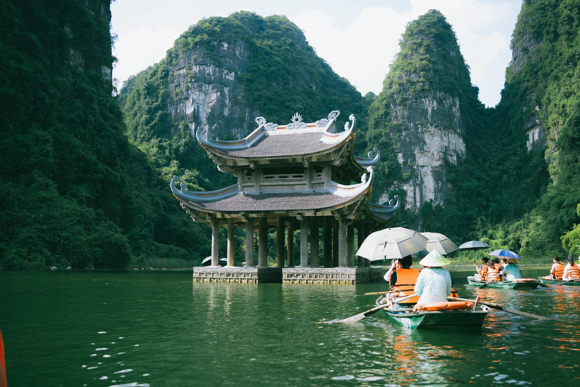 Tràng An, Trang An, Ninh Bình, du lịch, travel, thuyền, boat, ô, umbrella, thiên nhiên, nature, núi đá, rock mountain, sông, river - Bid