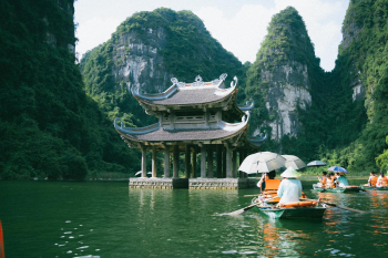 Tràng An, Trang An, Ninh Bình, du lịch, travel, thuyền, boat, ô, umbrella, thiên nhiên, nature, núi đá, rock mountain, sông, river - Bid