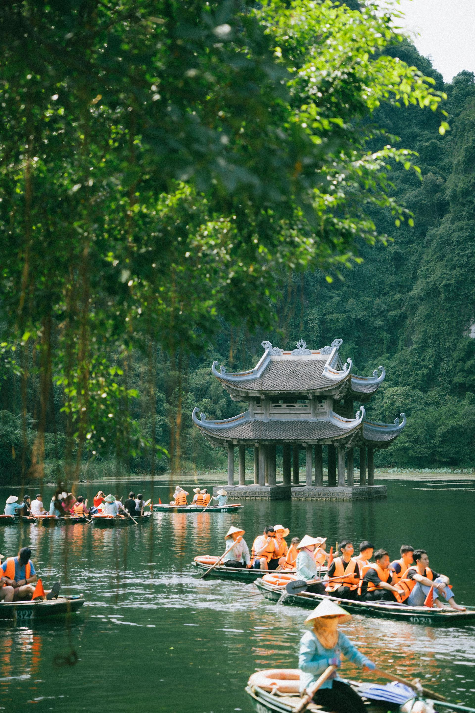 Tràng An, Trang An, Ninh Bình, nón lá, conical hat, áo phao, life vest, thiên nhiên, nature, núi đá, rock mountain, sông, river, thuyền, boat - Bid