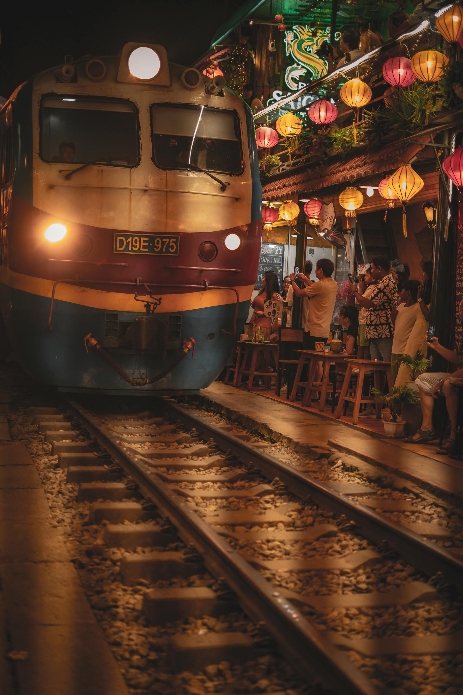 Tàu hỏa, train, Vietnam, đường ray, railway, du lịch, travel, đèn lồng, lantern - Carolin Wenske
