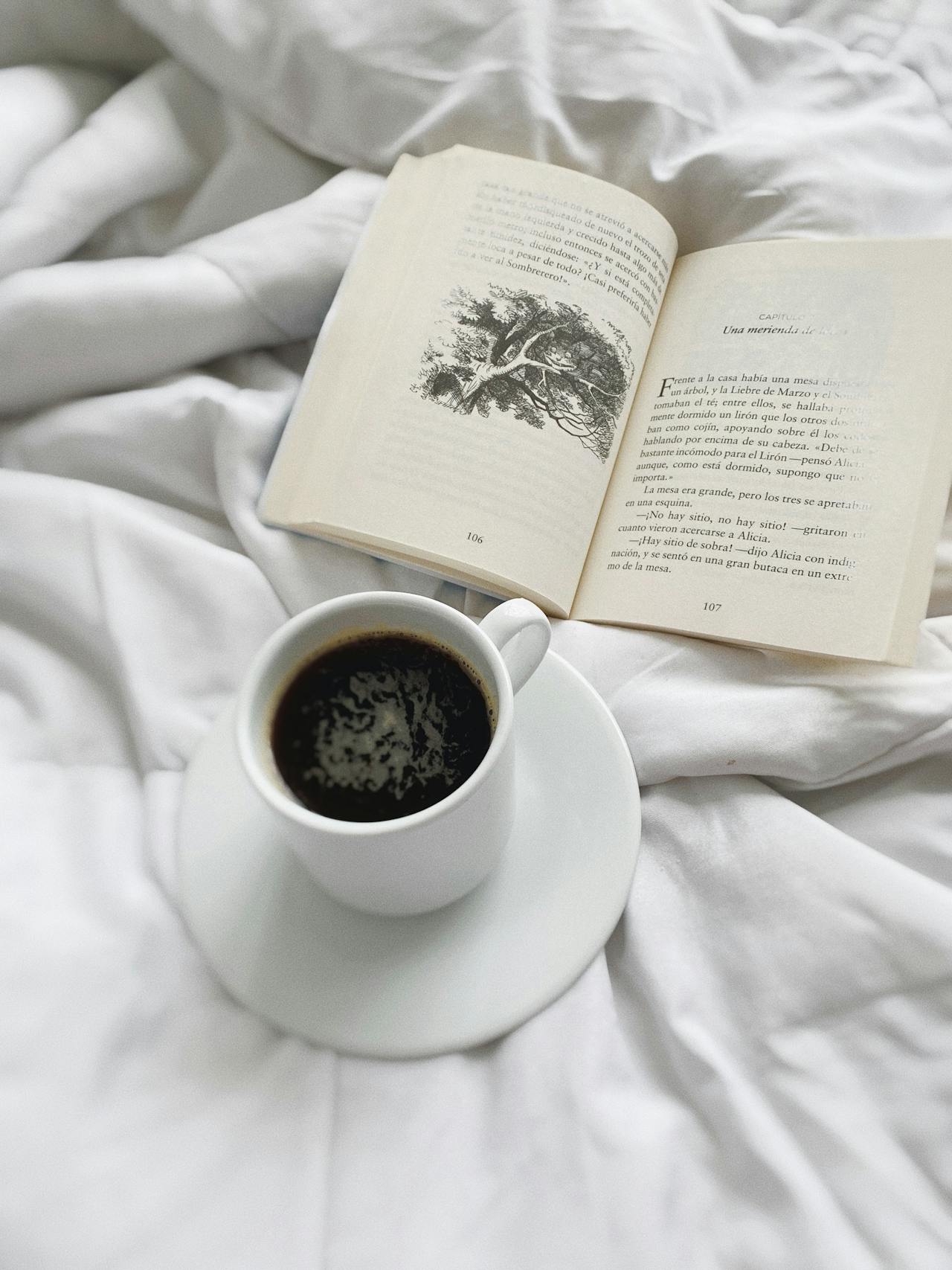 Coffee, cà phê, glass mug, cốc thủy tinh, book, sách, bed, giường - Melanie 1