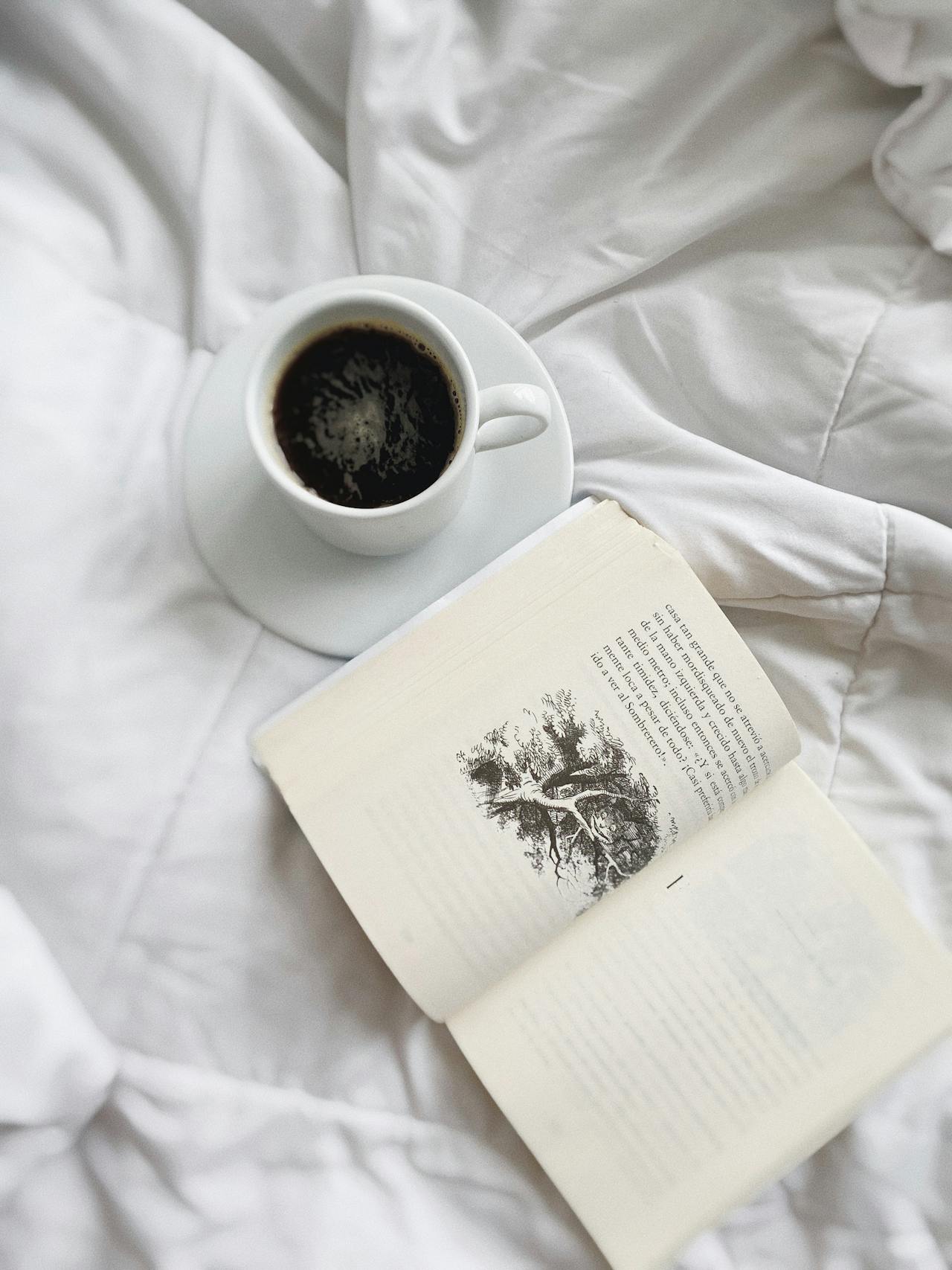 Coffee, cà phê, glass mug, cốc thủy tinh, book, sách, bed, giường - Melanie 2