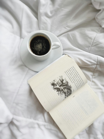 Coffee, cà phê, glass mug, cốc thủy tinh, book, sách, bed, giường - Melanie 2