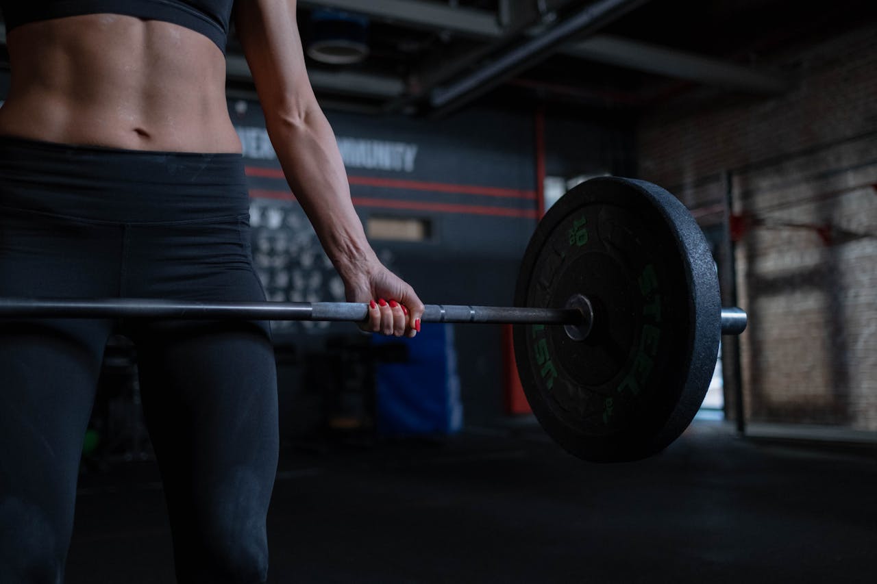 Gym, tập luyện, tạ, cơ bắp, workout, weights, muscle, fitness, sức khỏe -  cottonbro studio