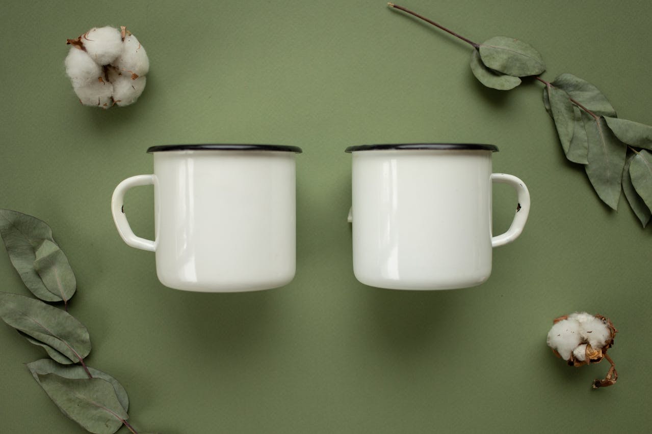 Cốc sứ, ly, white, trắng, ceramic mug, xanh, green, cotton, bông, minimalism, tối giản - KATRIN BOLOVTSOVA