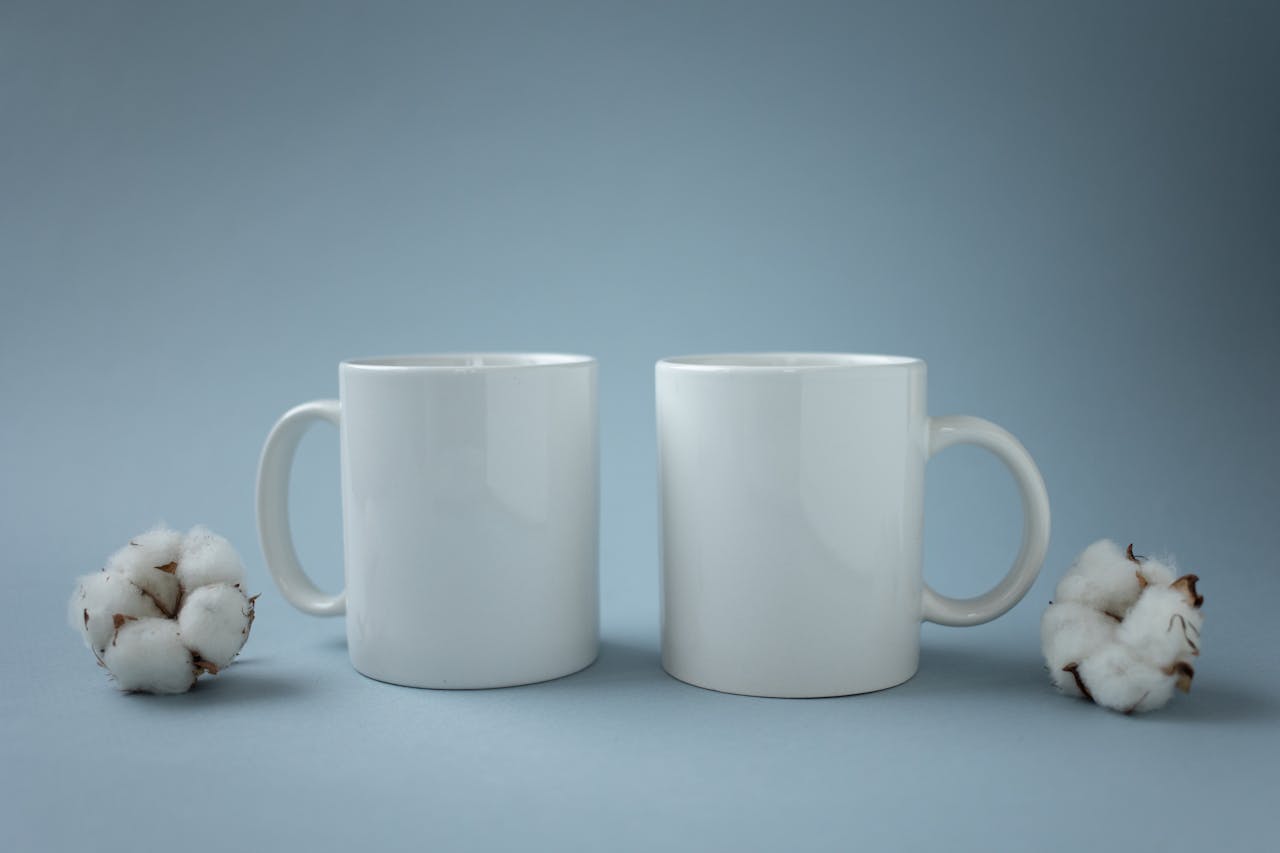 Cốc sứ, ly, white, trắng, ceramic mug, xanh da trời, blue, cotton, bông, minimalism, tối giản - KATRIN BOLOVTSOVA