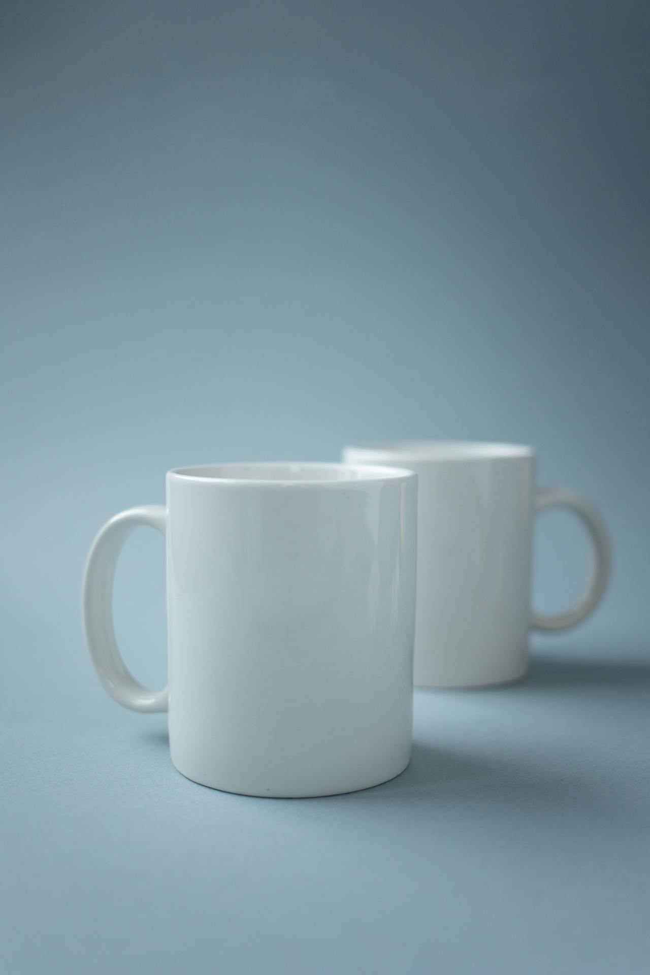 Cốc sứ, ly, white, trắng, ceramic mug, xanh da trời, blue, minimalism, tối giản - KATRIN BOLOVTSOVA