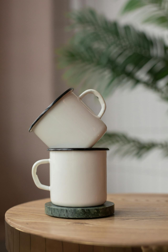 Cốc sứ, ly, white, trắng, ceramic mug, tray, khay, minimalism, tối giản - KATRIN BOLOVTSOVA 1