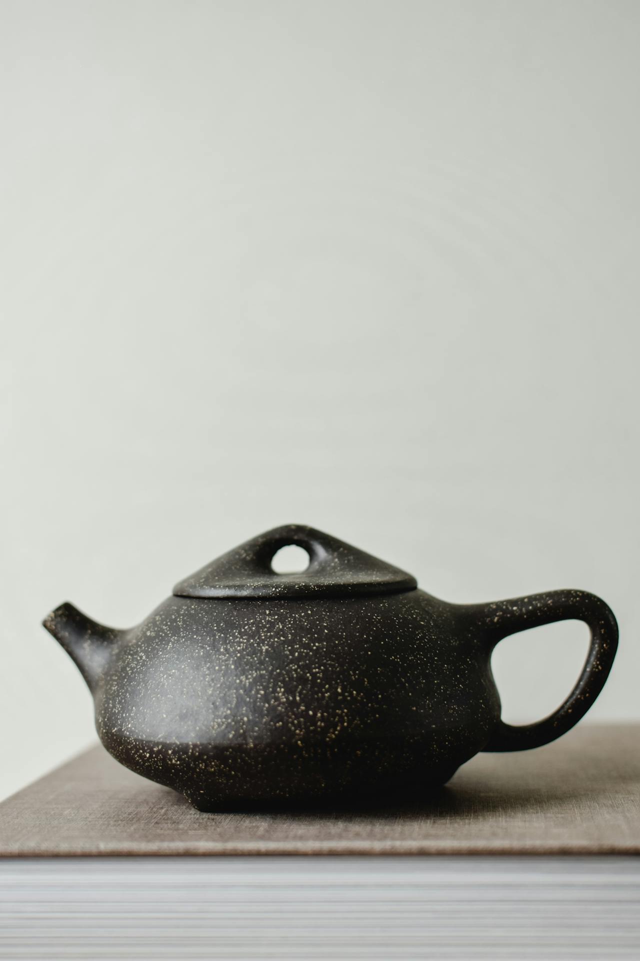 Ấm trà, teapot, ceramic, gốm sứ, black, đen, tea culture ,văn hóa, trà, kitchen, bếp - Eva Bronzini 5