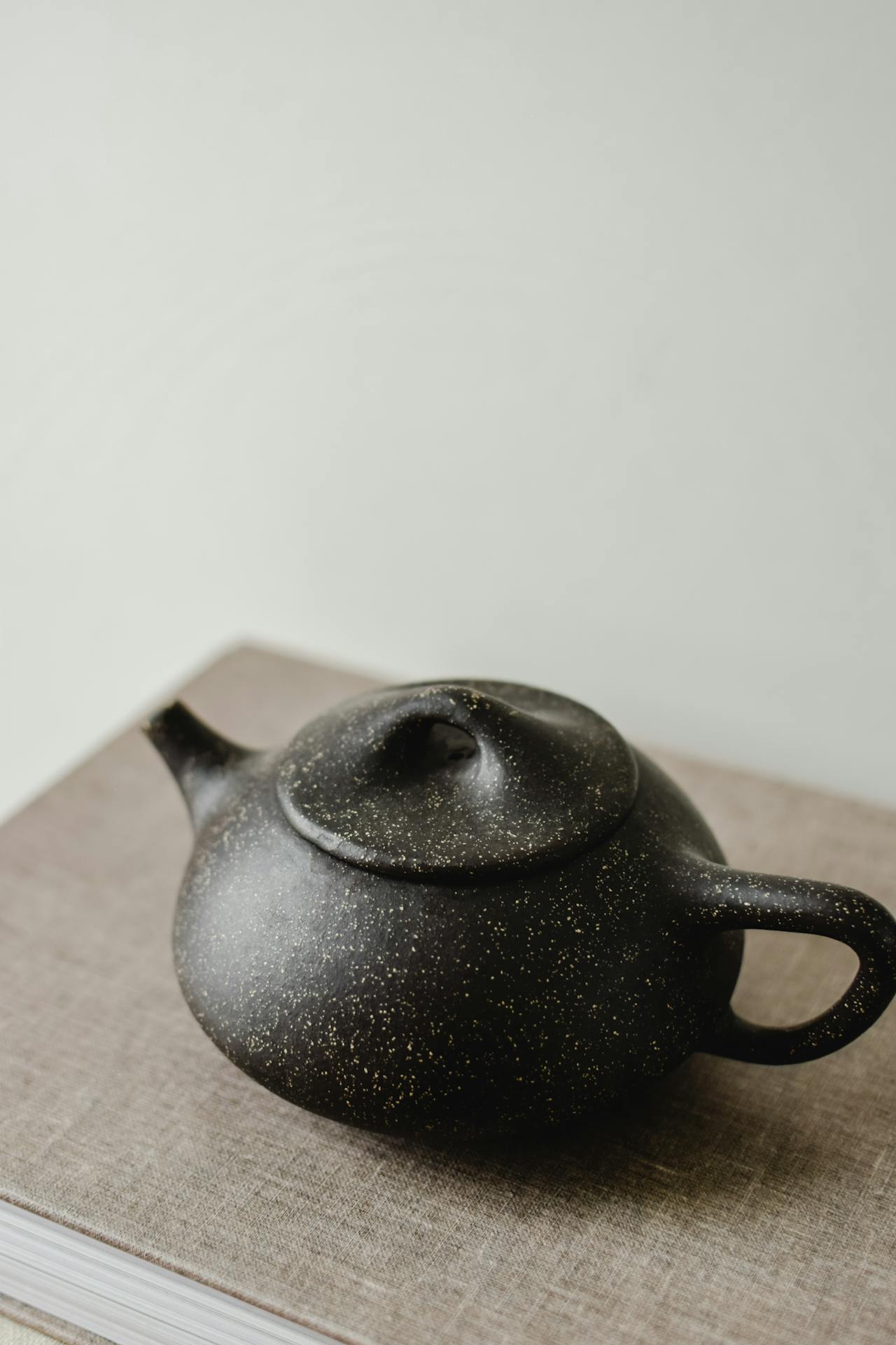Ấm trà, teapot, ceramic, gốm sứ, black, đen, tea culture ,văn hóa, trà, kitchen, bếp - Eva Bronzini 2