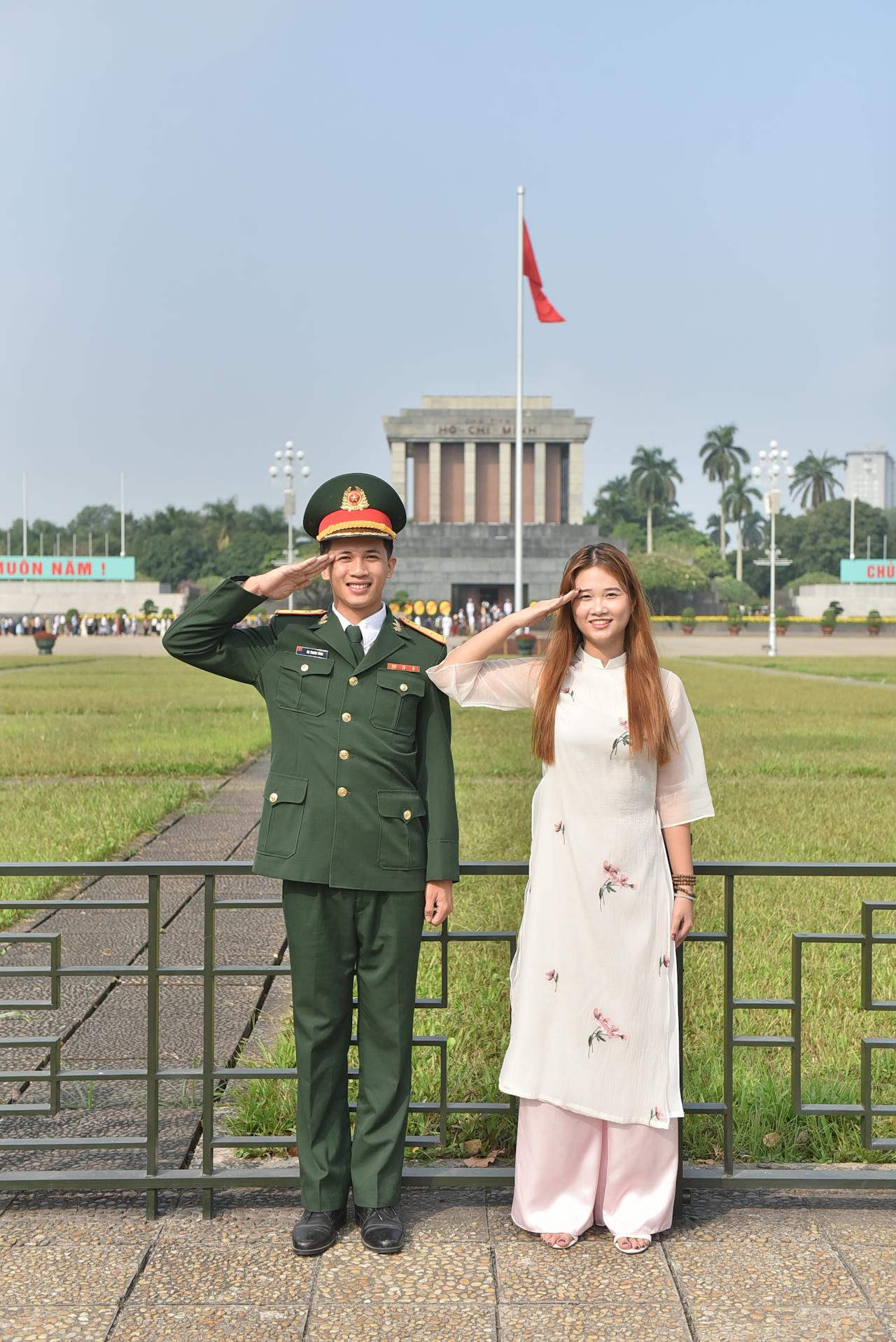 Quân đội, soldier, couple, cặp đôi, áo dài vietnamese dress, lăng bác, mausoleum, cờ đỏ, flag- Felix Young