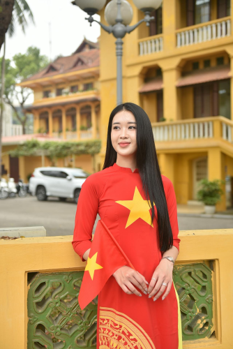 Thiếu nữ, young woman, cô gái, girl, áo dài, vietnamese dress, patriotism, lòng yêu nước, cờ đỏ, red flag - Felix Young 4