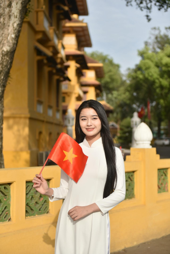 Thiếu nữ, young woman, cô gái, girl, áo dài, vietnamese dress, patriotism, lòng yêu nước, cờ đỏ, red flag - Felix Young 15