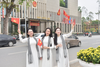 Thiếu nữ, young woman,  bạn bè, friend, girl, áo dài, vietnamese dress, patriotism, lòng yêu nước, cờ đỏ, red flag - Felix Young