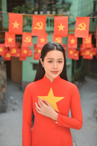 Thiếu nữ, young woman, cô gái, girl, áo dài, vietnamese dress, patriotism, lòng yêu nước, cờ đỏ, red flag - Felix Young 10