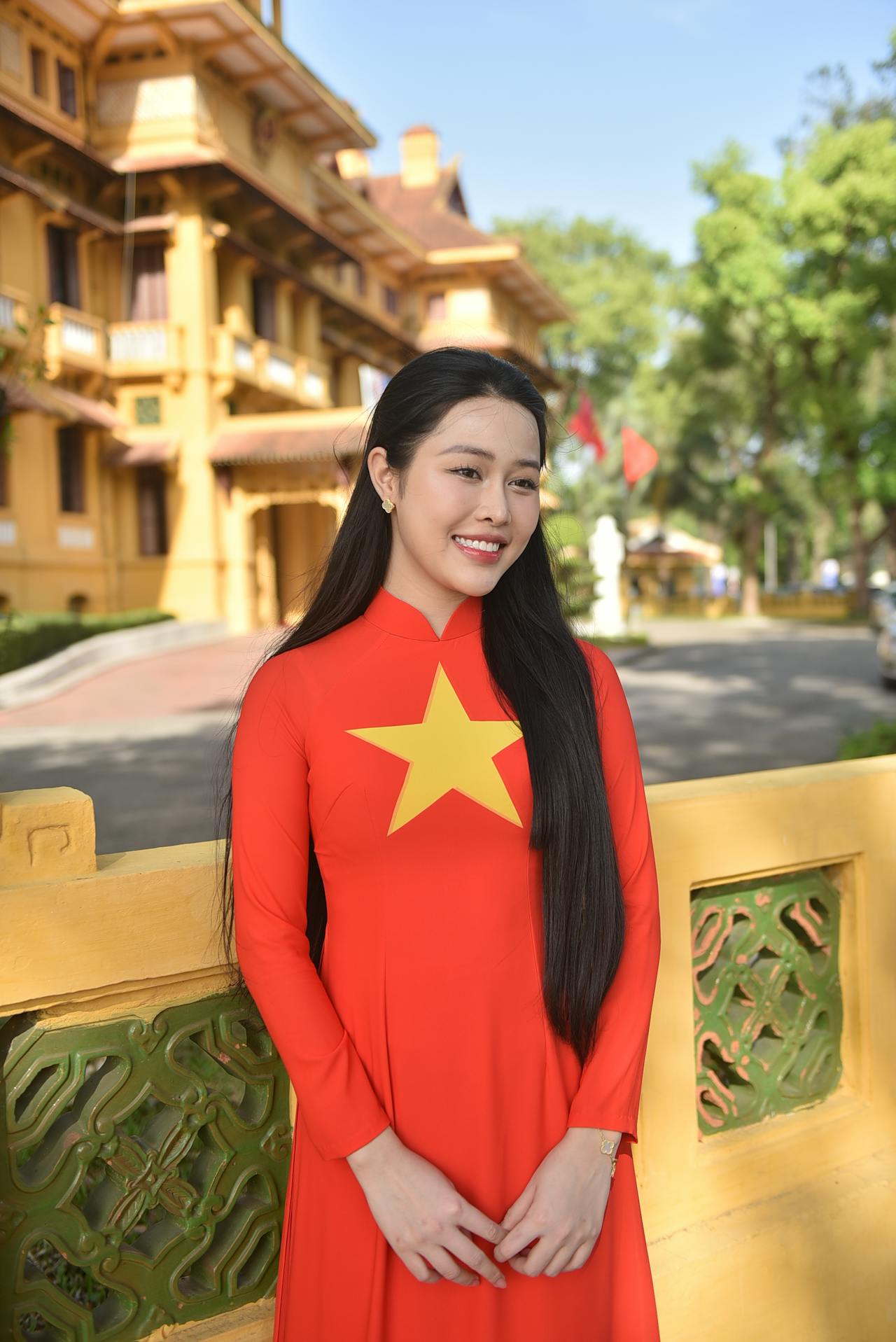 Thiếu nữ, young woman, cô gái, girl, áo dài, vietnamese dress, patriotism, lòng yêu nước, cờ đỏ, red flag - Felix Young 8