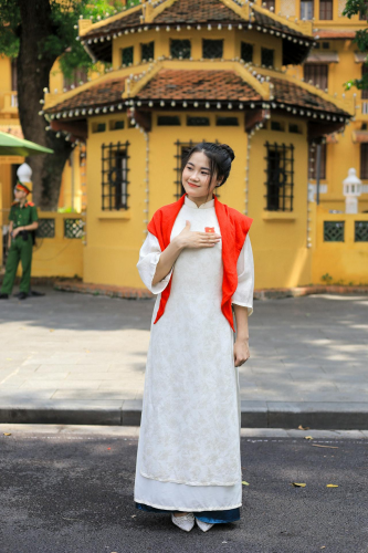 Thiếu nữ, young woman, cô gái, girl, áo dài, vietnamese dress, patriotism, lòng yêu nước, cờ đỏ, red flag - Felix Young