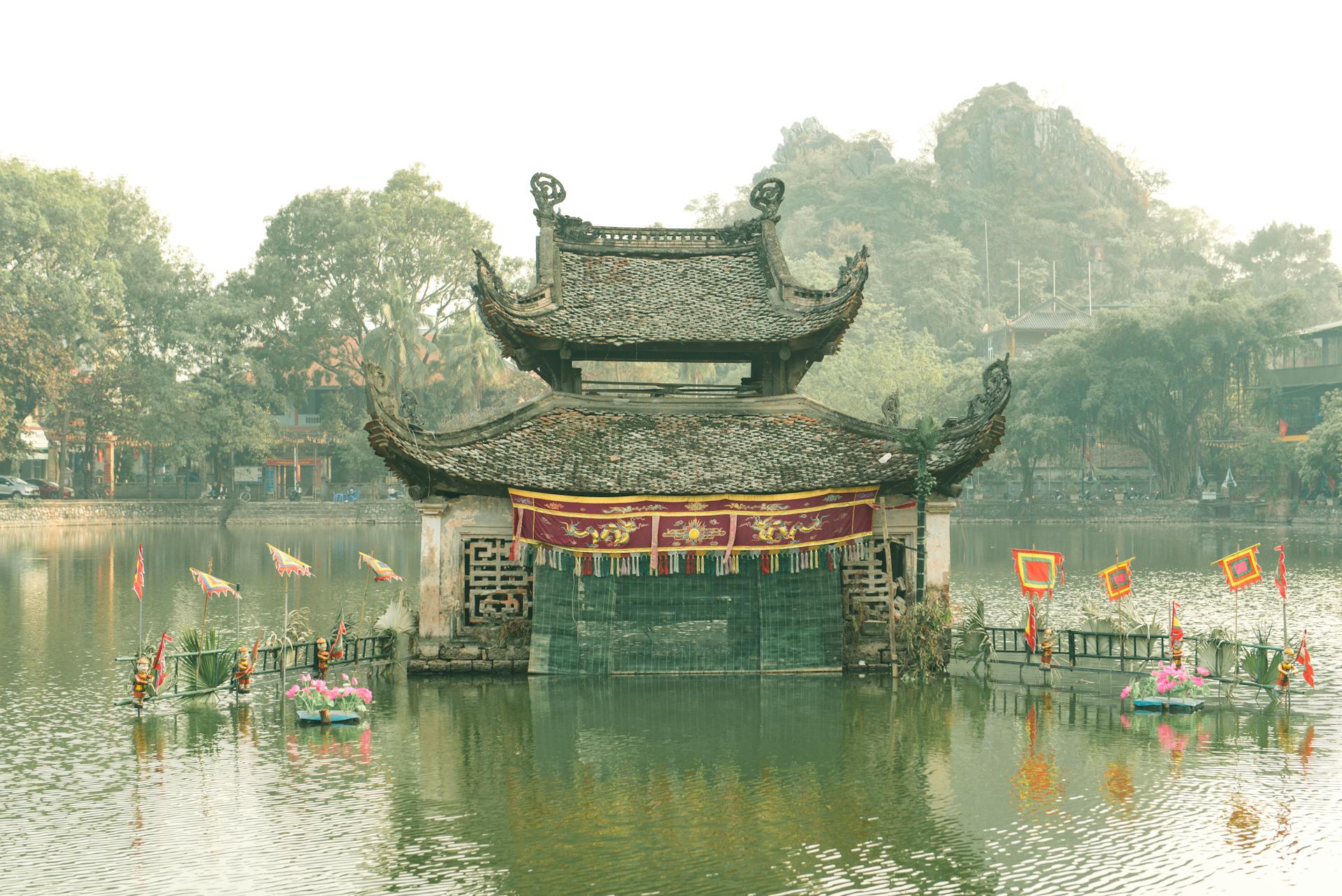 Chùa Thầy, Thầy Pagoda, Thiên Phúc Tự, Việt Nam, Vietnam, truyền thống, tradition, múa rối nước, water puppet, hồ, lake - Hieu Vu Vlog