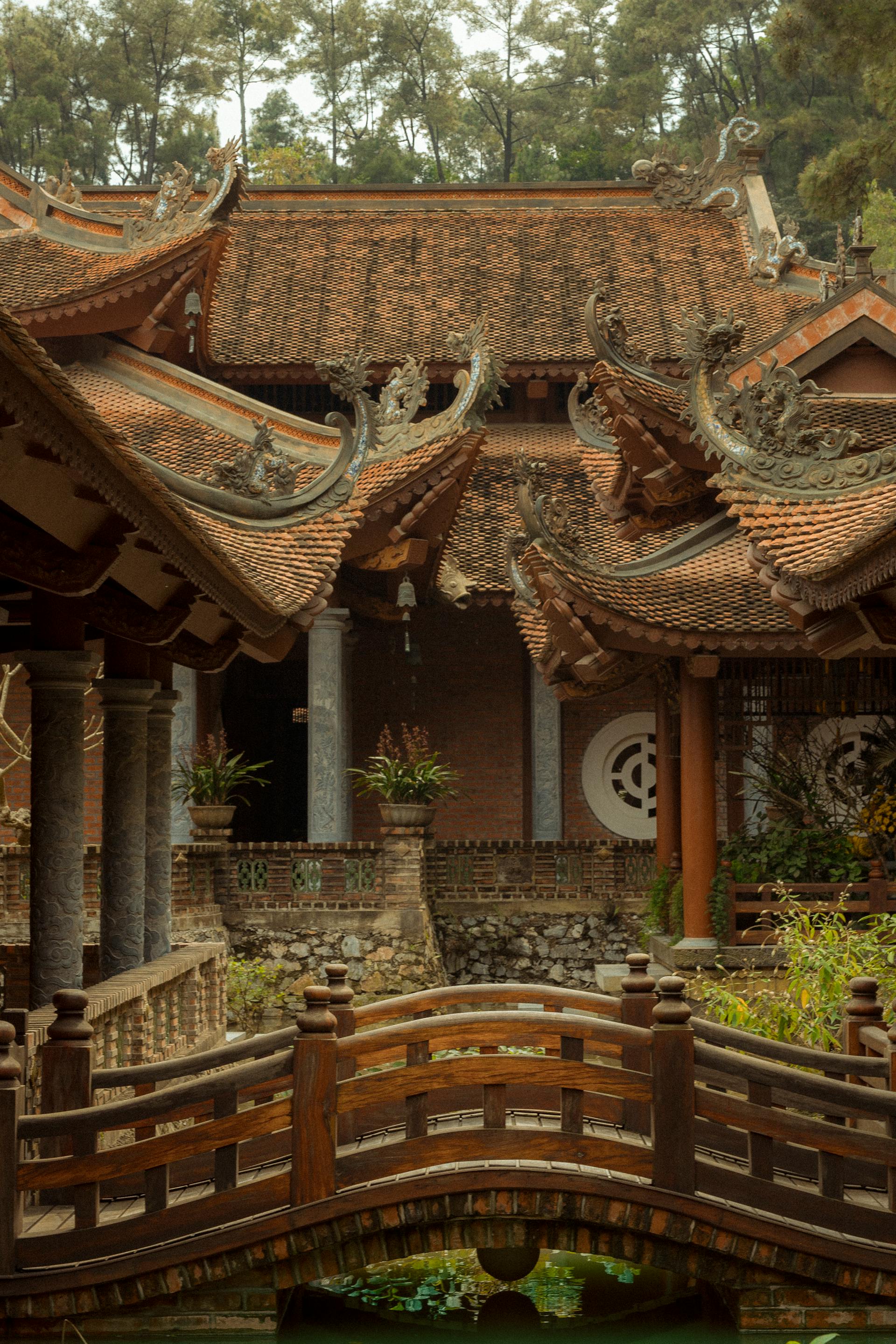Địa Tạng Phi Lai Tự, chùa, pagoda, mái ngói, tiled roof, rồng, dragon,truyền thống, traditional, Việt Nam, Vietnam, điêu khắc, sculpture, cổ kính, ancient ,cầu, bridge, ao, pond - HONG SON 1