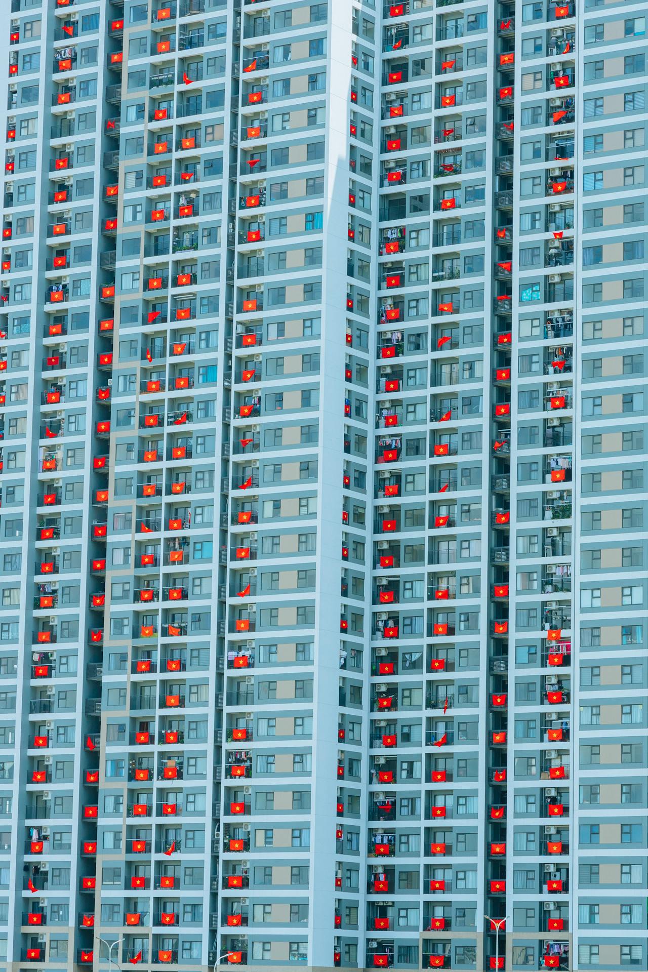 Cờ đỏ, red flag, ban công, balcony, tòa nhà, building, quốc kỳ, vietnam flag, Việt Nam - HONG SON 3