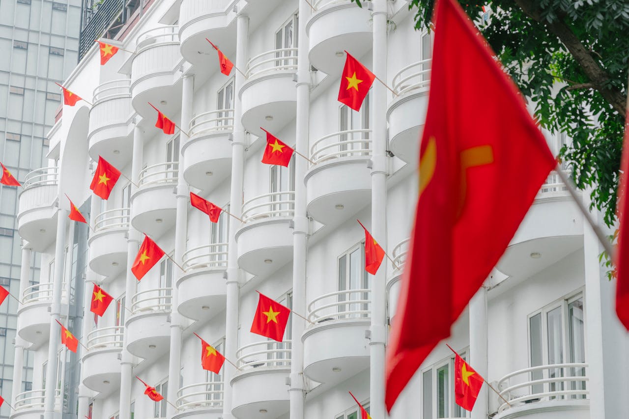 Cờ đỏ, red flag, ban công, balcony, tòa nhà, building, quốc kỳ, vietnam flag, Việt Nam - HONG SON
