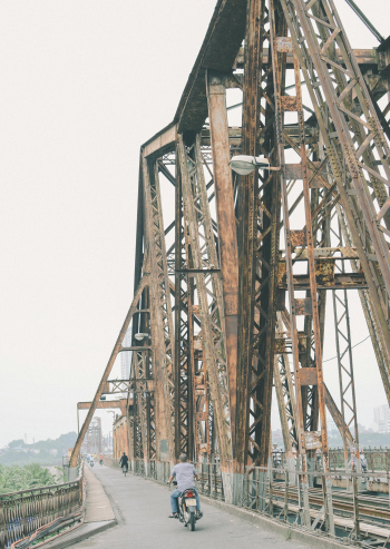 Cầu Long Biên, Long Bien Bridge, Hà Nội, Hanoi, xe đạp, bicycle, xe máy, motorbike, sương mù, foggy - Huy Phan