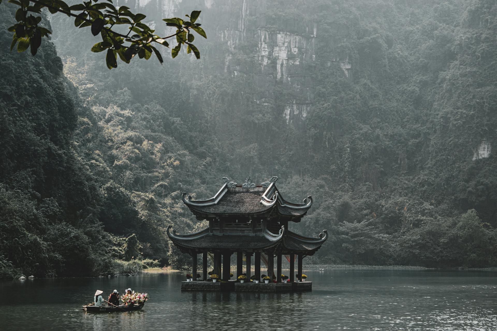 Tràng An, Trang An, Ninh Bình, nón lá, conical hat, thiên nhiên, nature, núi đá, rock mountain, sông, river, thuyền, boat - Karolina