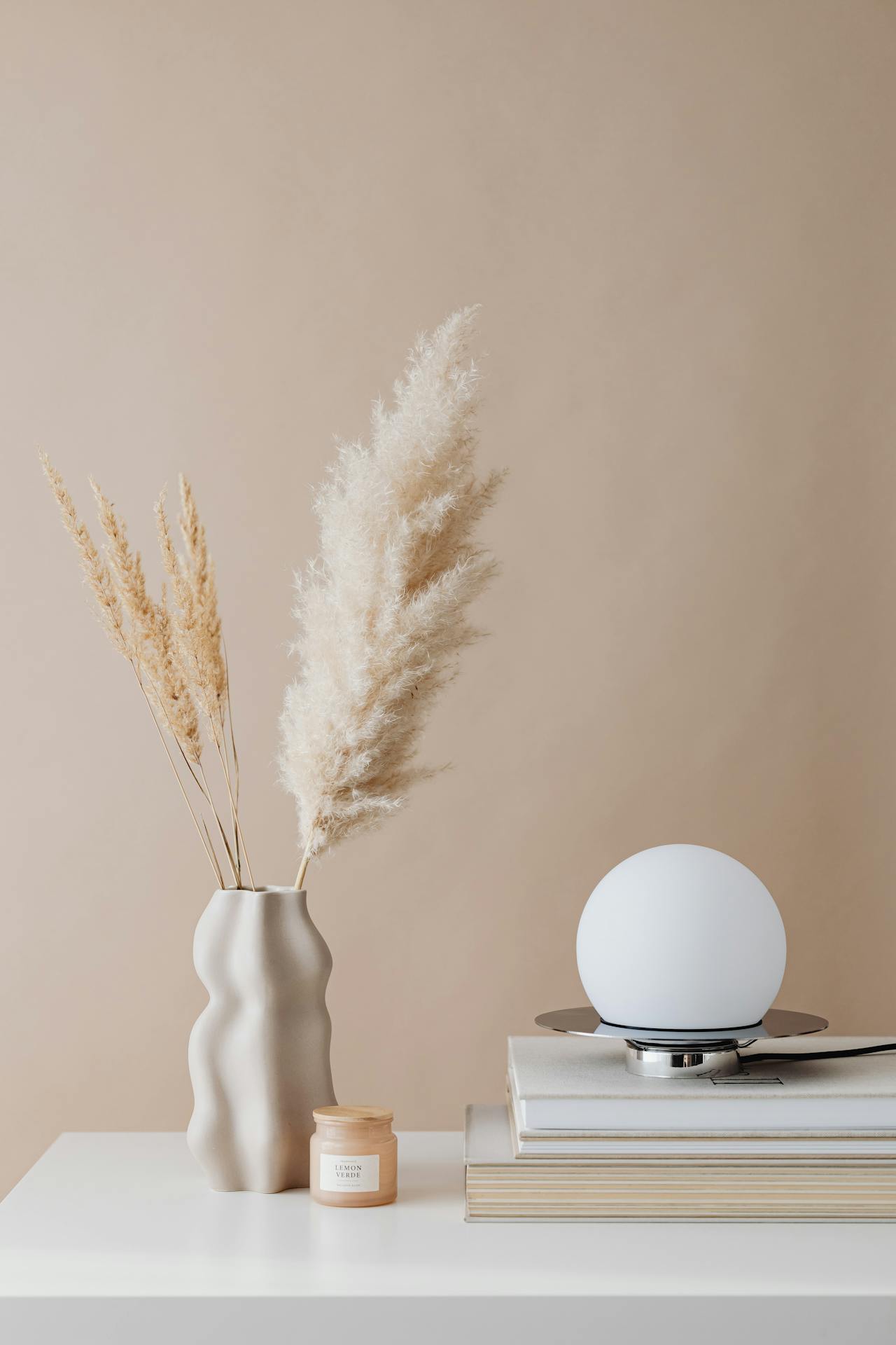 Cỏ lau, pampas grass, dried flower, hoa khô, ceramic vase, lọ gốm, home decor, trang trí, minimalism, tối giản - Kaboompics.com 2