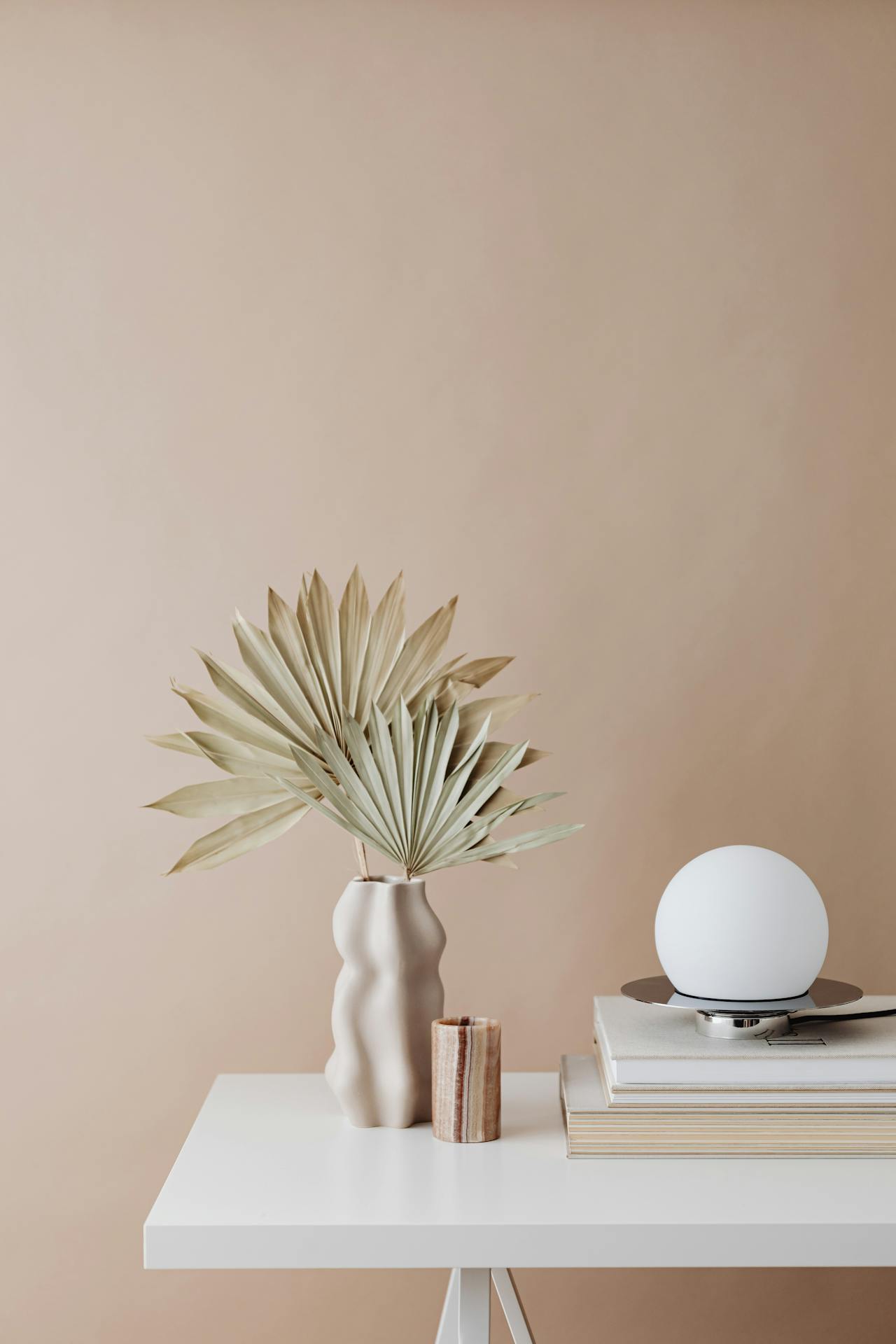 Lá cọ khô, dried palm, ceramic vase, lọ gốm, home decor, trang trí, minimalism, tối giản - Kaboompics.com