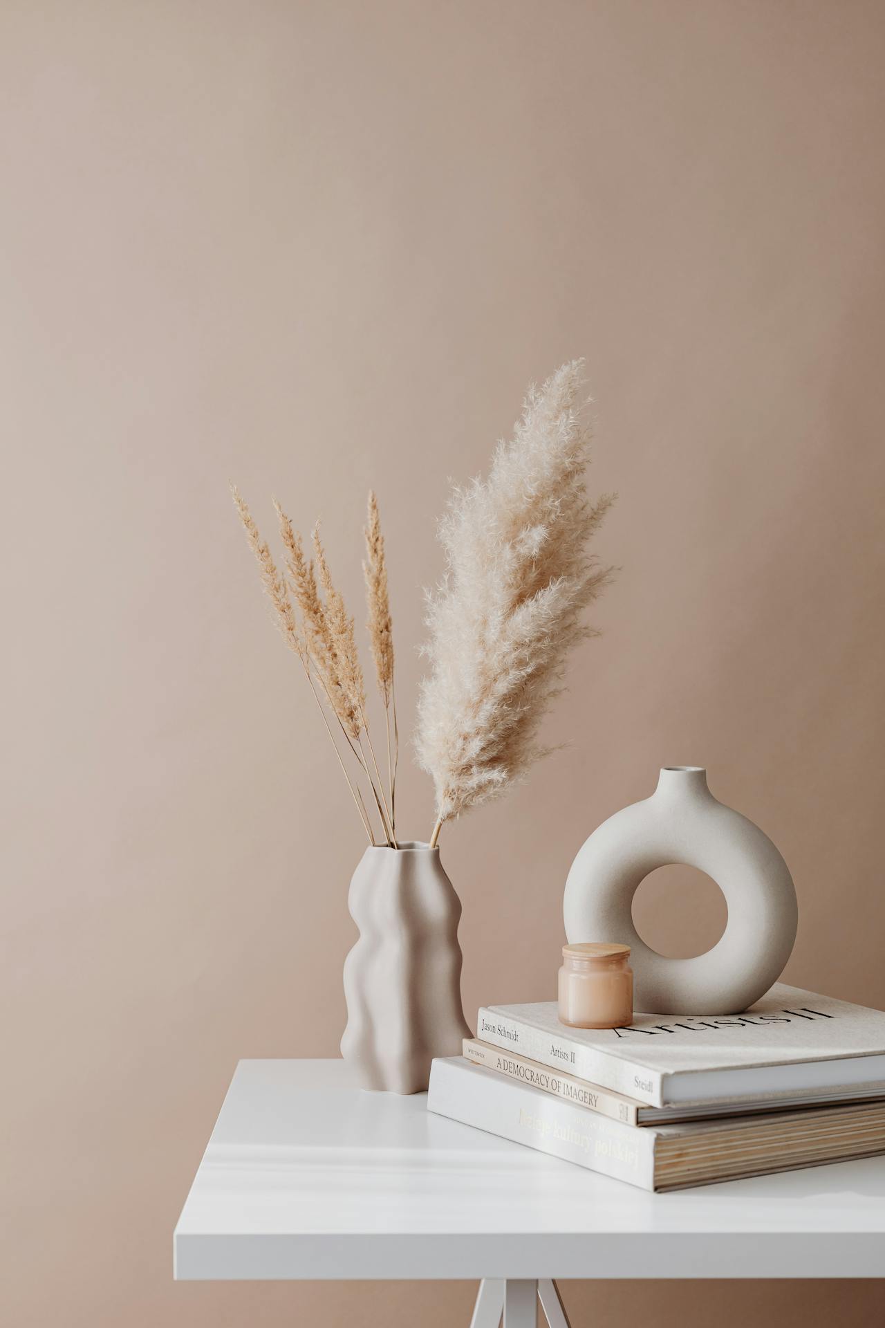 Cỏ lau, pampas grass, dried flower, hoa khô, ceramic vase, lọ gốm, home decor, trang trí, minimalism, tối giản - Kaboompics.com 1