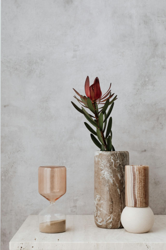 Ceramic vase, lọ gốm, bình hoa, hoa chuông protea, đồng hồ cát, home decor, trang trí, minimalism, tối giản - Kaboompics.com 1