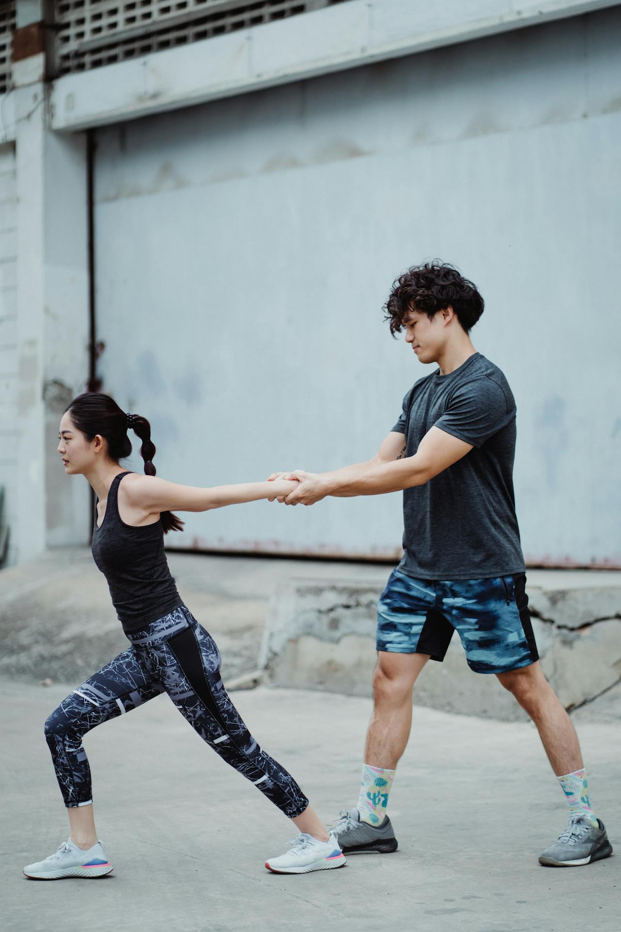 Thể dục, giãn cơ, stretching, gworkout, tập luyện, warmup, khởi động, exercise, bài tập, couple, cặp đôi, fitness, sức khỏe -  Ketut Subiyanto 3