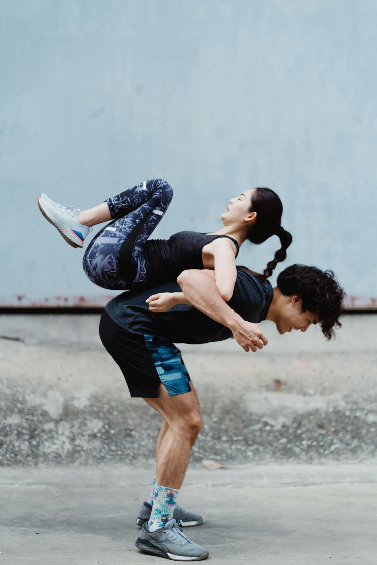 Thể dục, giãn cơ, stretching, gworkout, tập luyện, warmup, khởi động, exercise, bài tập, couple, cặp đôi, fitness, sức khỏe -  Ketut Subiyanto