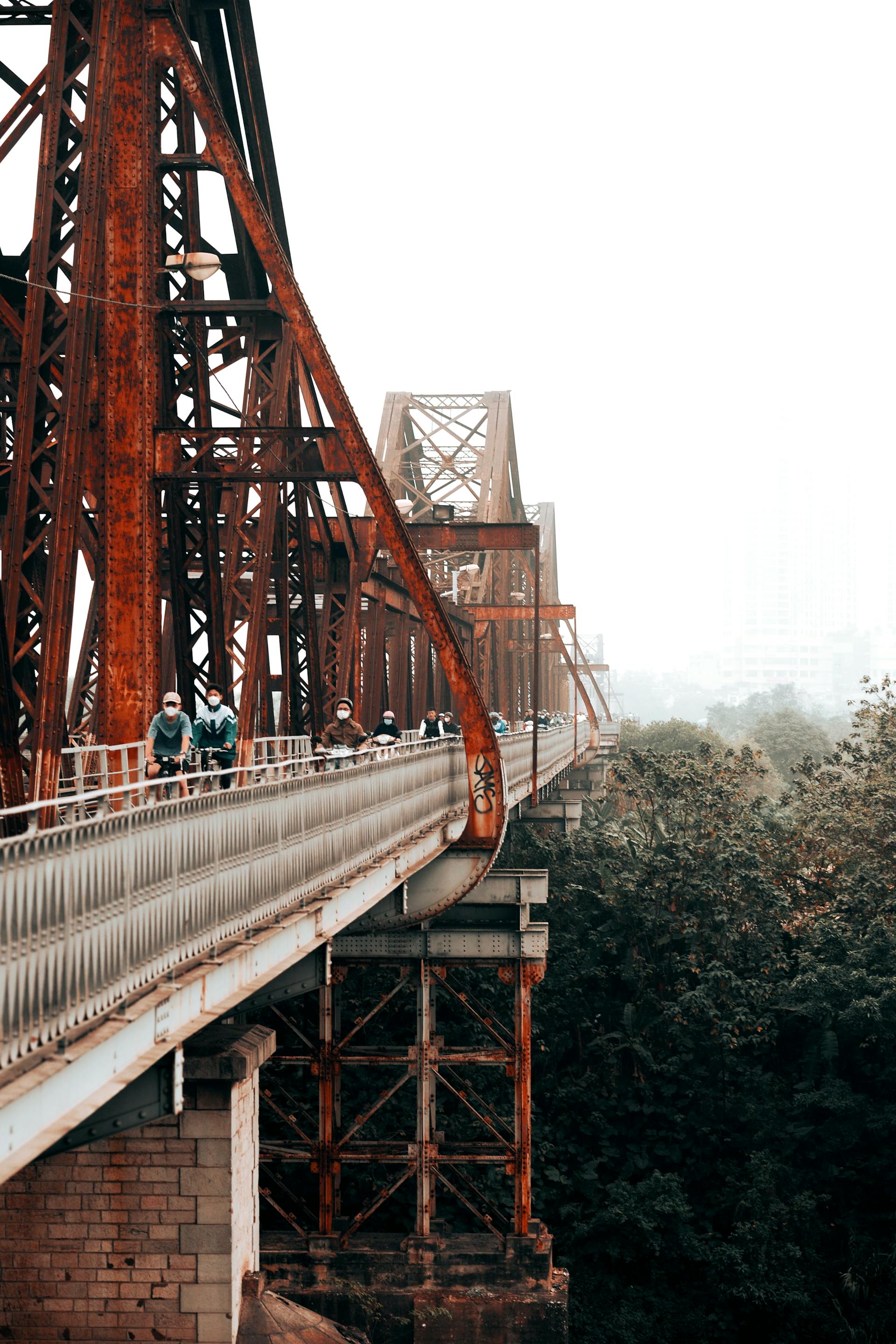 Cầu Long Biên, Long Bien Bridge, Hà Nội, Hanoi, xe đạp, bicycle, xe máy, motorbike, sương mù, foggy - Lộc Nguyễn