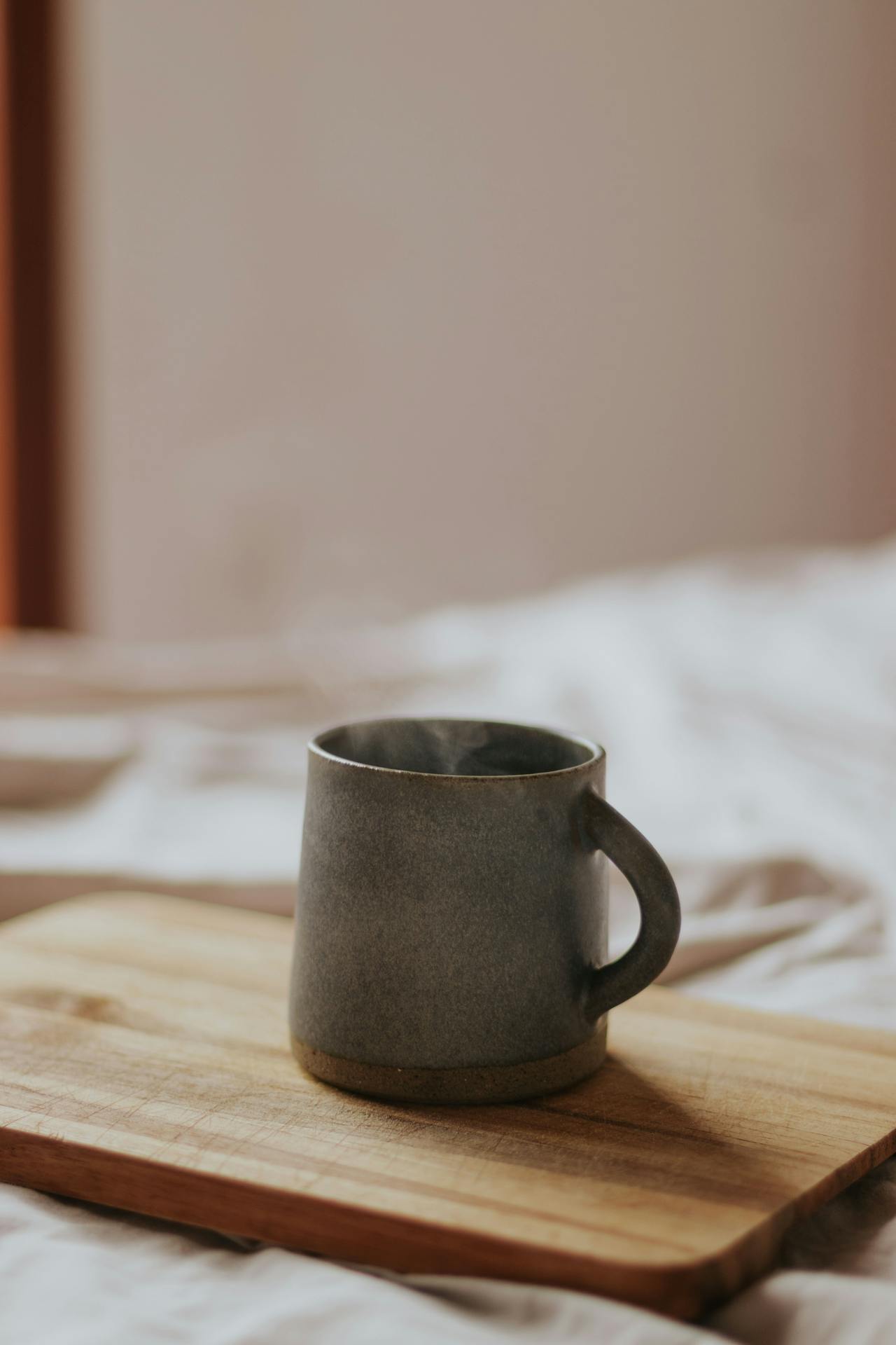 Cốc sứ, ly, ceramic mug, tray, khay, minimalism, tối giản - Letícia Alvares