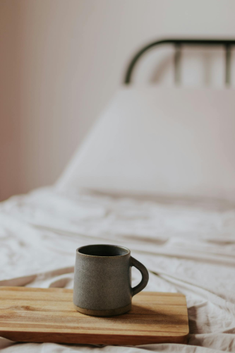 Cốc sứ, ly, ceramic mug, tray, khay, minimalism, tối giản - Letícia Alvares 1