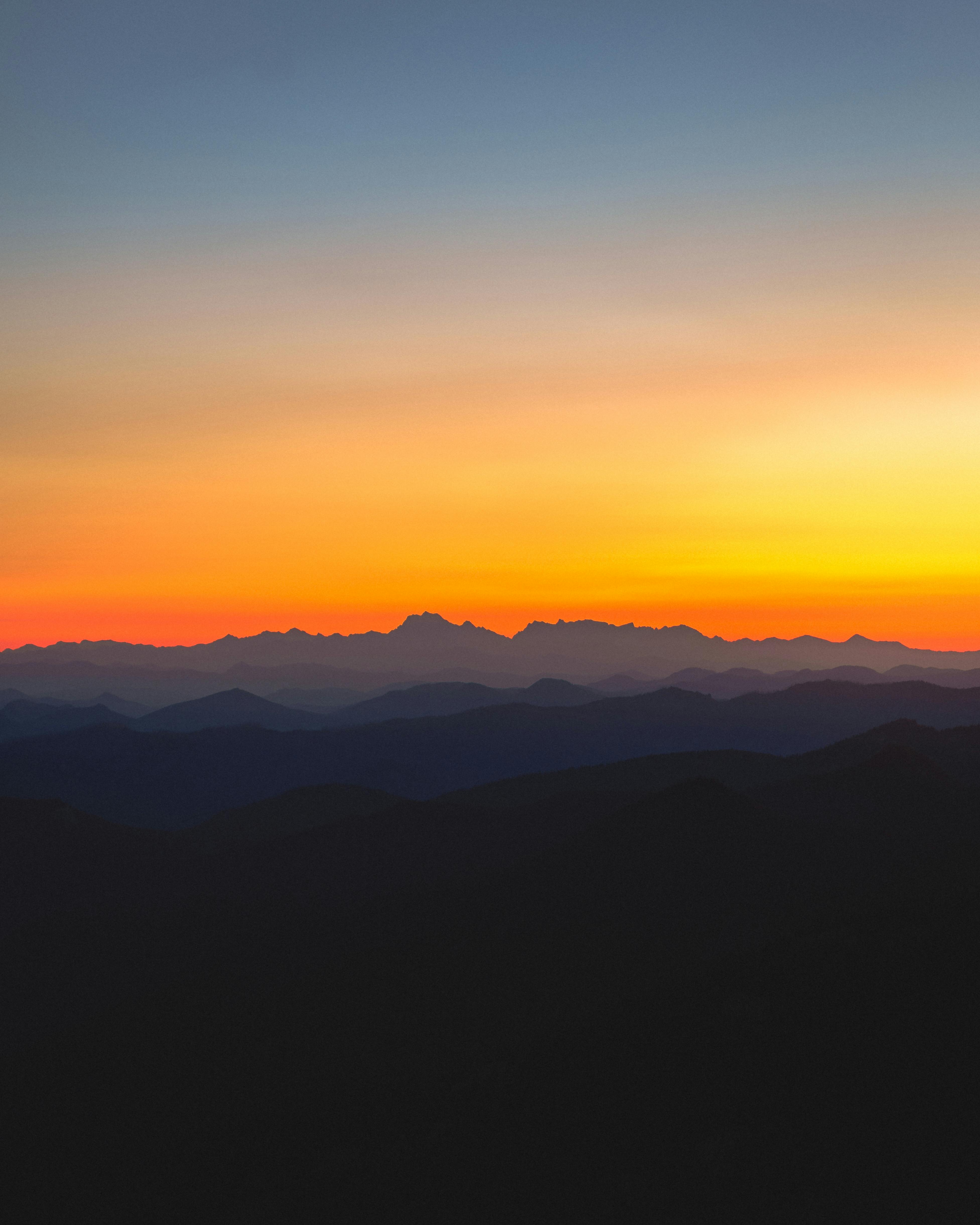 Sunset mountain, hoàng hôn, núi, layered hills, đồi chồng lớp, gradient, chuyển màu - Lukas Rodriguez
