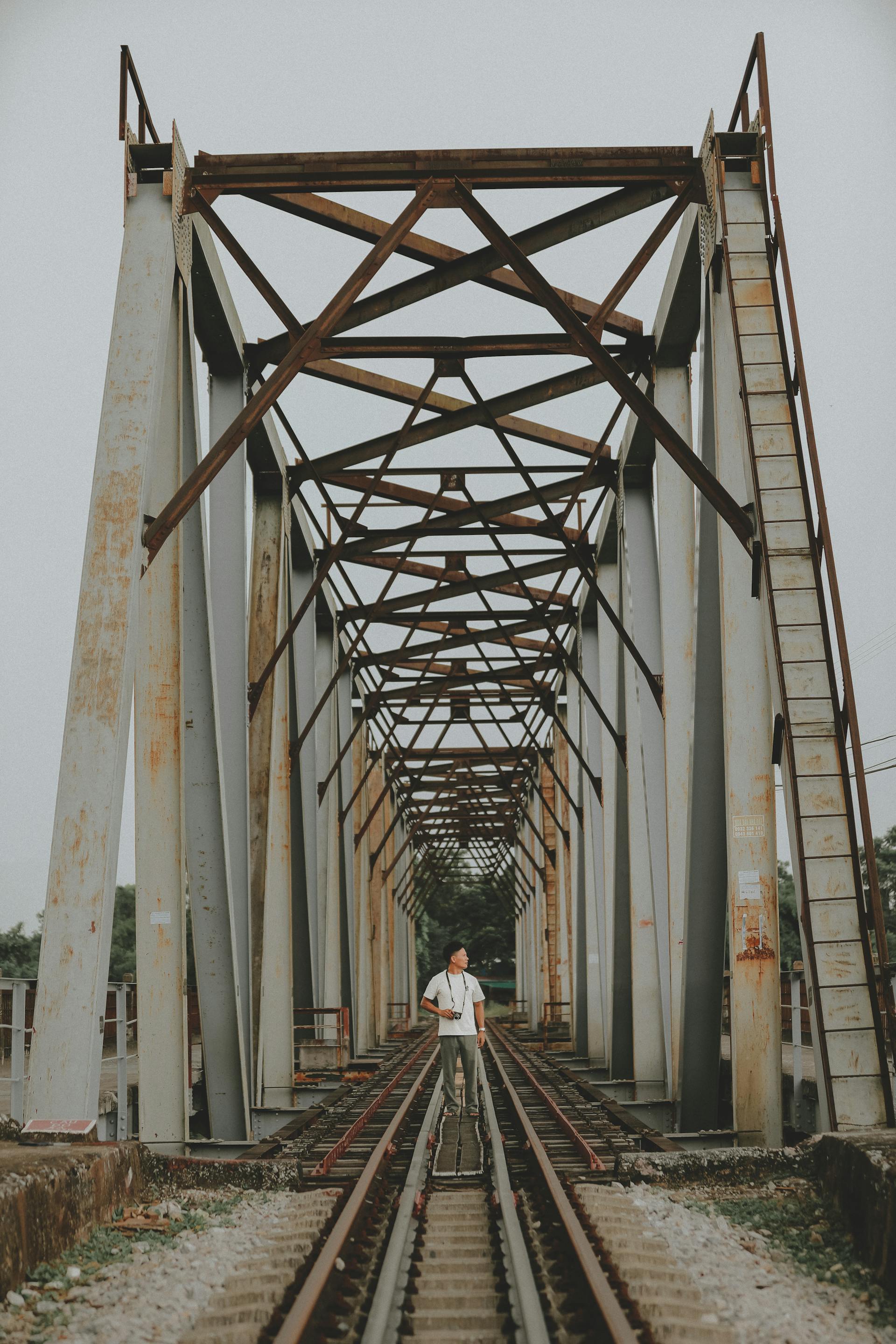 Cầu Long Biên, Long Bien Bridge, Hà Nội, Hanoi, người đàn ông, man, gỉ sét, rusty - Nguyen Hung
